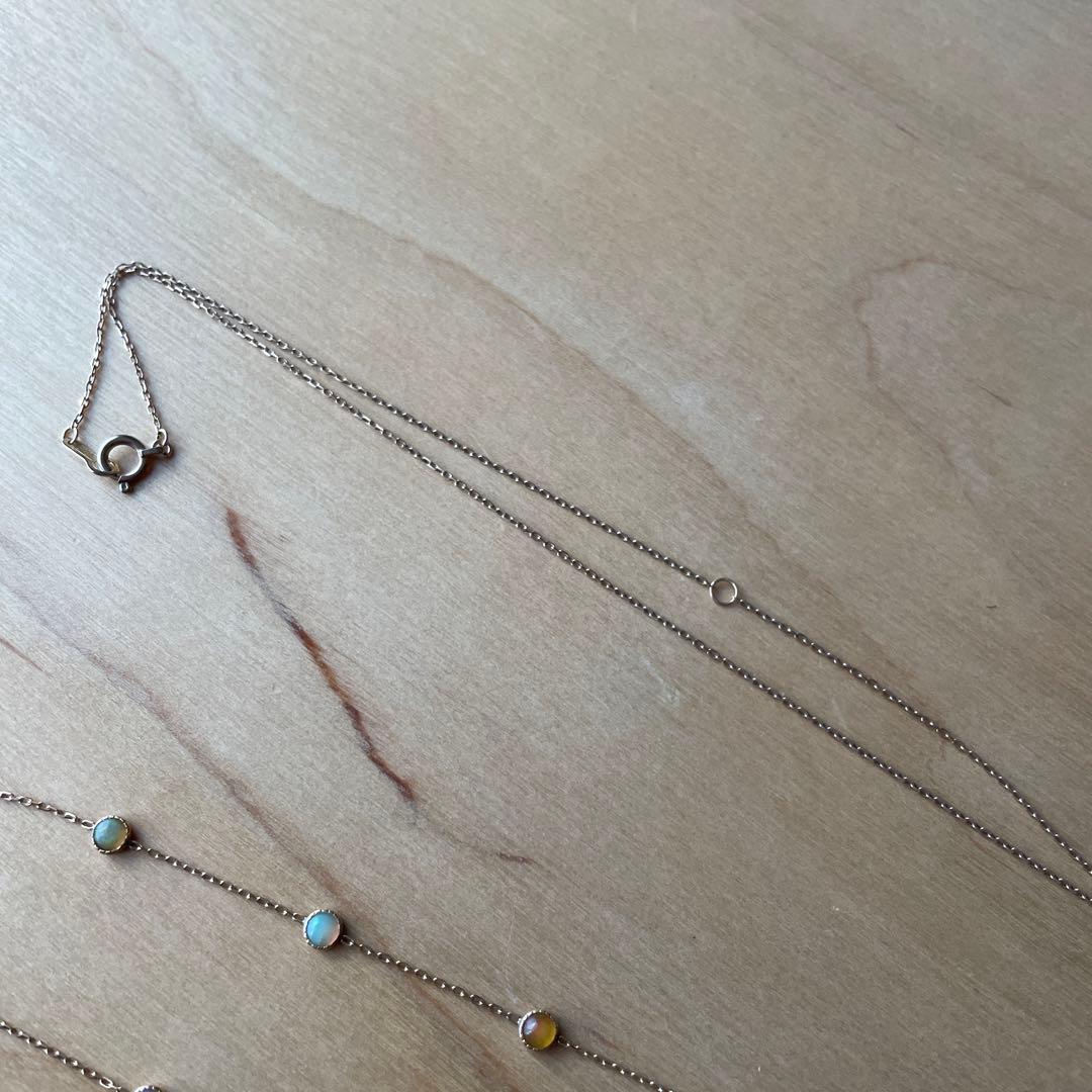 Agate Rare Dreamy long necklace with 19 opals on 10 carat gold adjustable chain