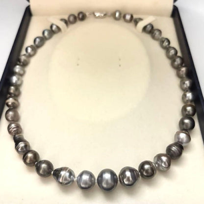 Aurora Interference Black Pearl Necklace with 13.5mm peacock pearls on a 47 cm chain