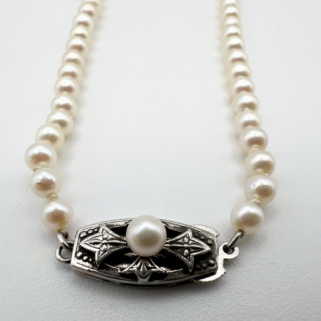 MIKIMOTO pearl necklace with white 7mm pearls and silver fittings, classic design, used condition