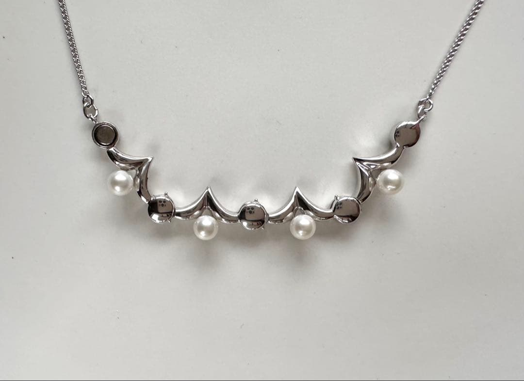 TASAKI Akoya baby pearl necklace with silver clover motif pendant and adjustable chain
