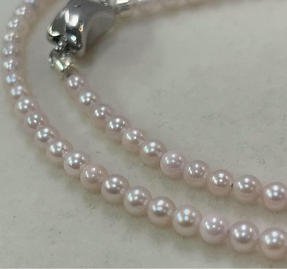 Akoya pearl necklace with 3.5-4mm pearls, 43cm length, stamped 925, displayed on white background