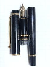 Kyoku-bi Hin Pilot Gransee gray marble fountain pen with 14K gold medium nib on white background