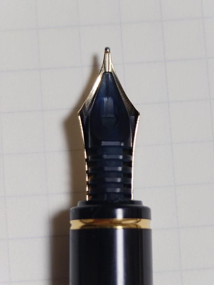 Kyoku-bi Hin Pilot Gransee gray marble fountain pen with 14K gold medium nib on white background