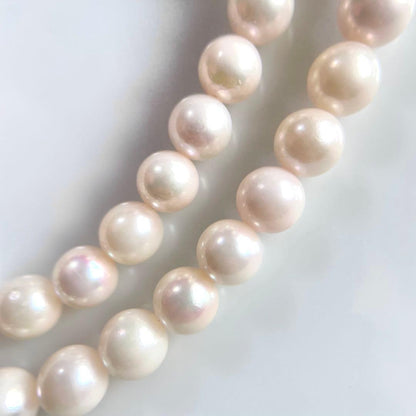 Akoya pearl necklace with 6.5-7mm silver pink pearls on a 42.5cm silver chain with clasp and included case