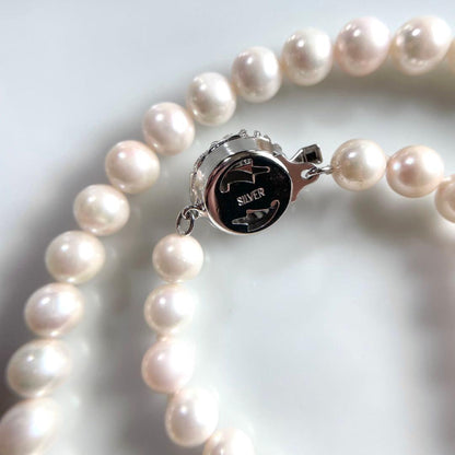Akoya pearl necklace with 6.5-7mm silver pink pearls on a 42.5cm silver chain with clasp and included case