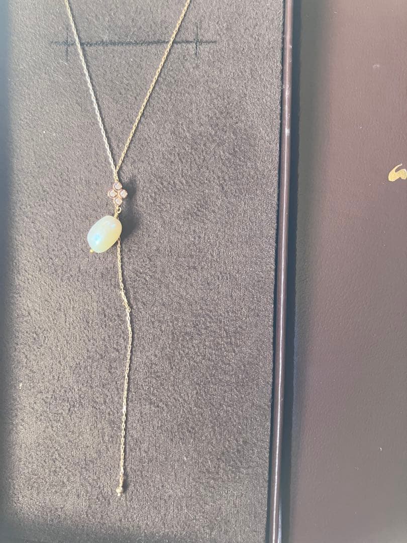 agete K10 Y-shaped necklace with white pearls on a 50cm chain displayed on a white background