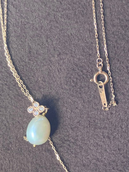 agete K10 Y-shaped necklace with white pearls on a 50cm chain displayed on a white background