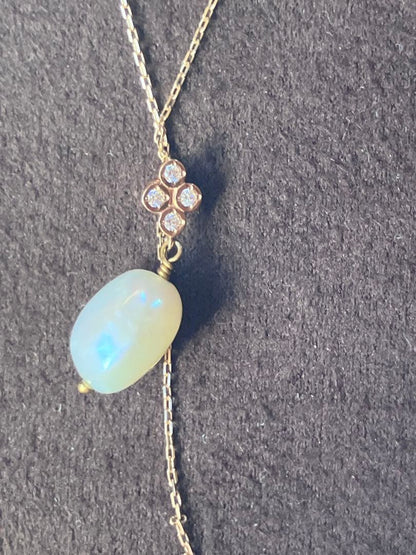agete K10 Y-shaped necklace with white pearls on a 50cm chain displayed on a white background