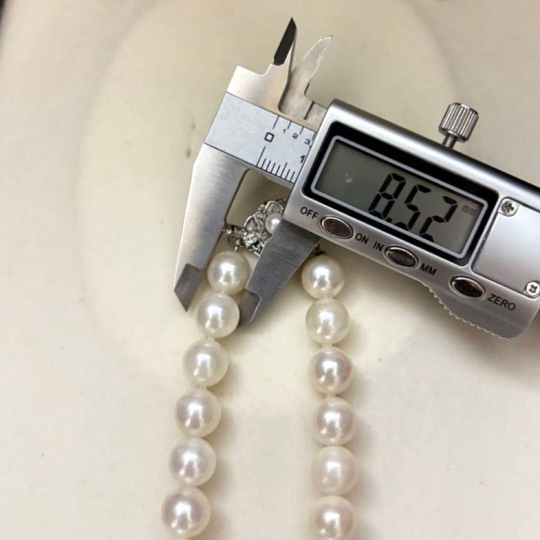 Large Akoya pearl necklace with white 8.5-9mm pearls measuring 43cm in length