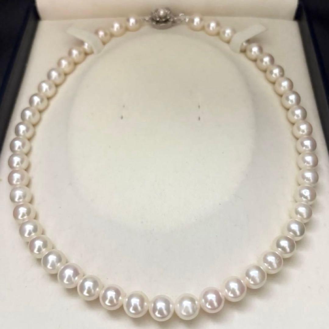 Large Akoya pearl necklace with white 8.5-9mm pearls measuring 43cm in length