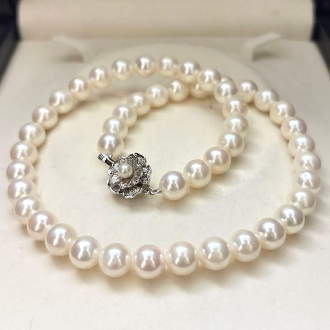Large Akoya pearl necklace with white 8.5-9mm pearls measuring 43cm in length