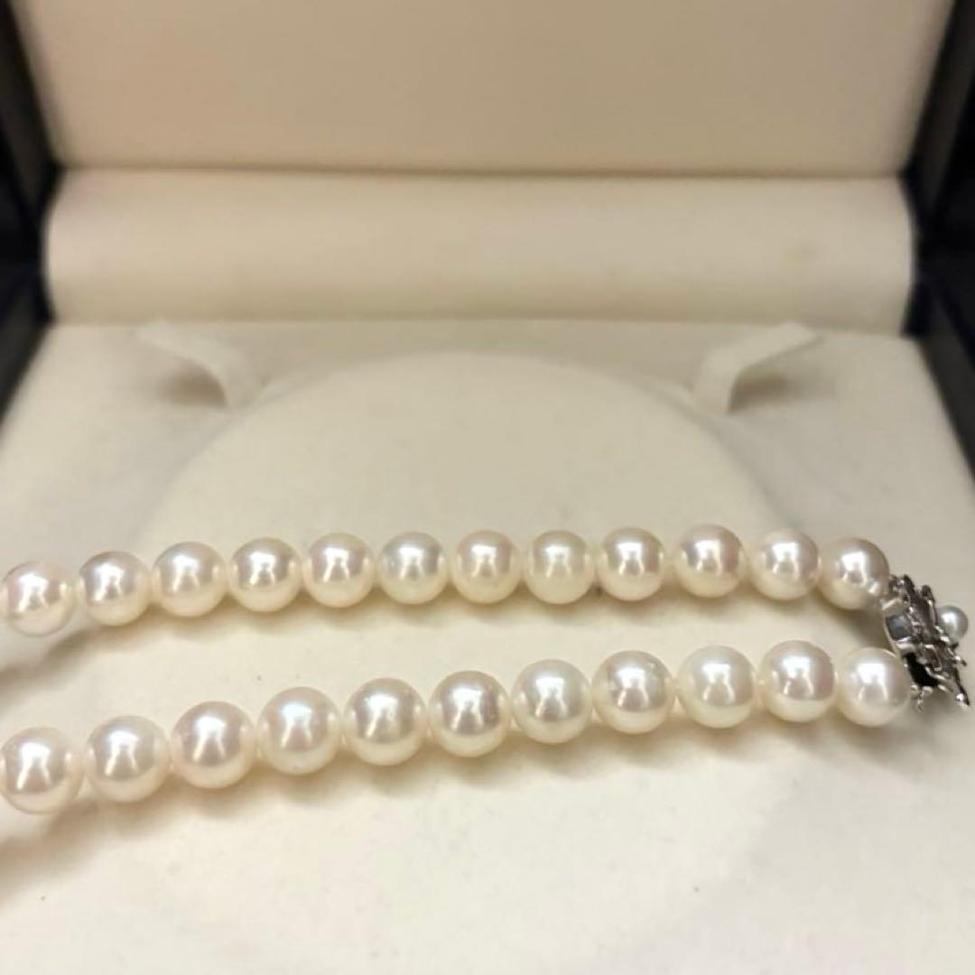 Large Akoya pearl necklace with white 8.5-9mm pearls measuring 43cm in length