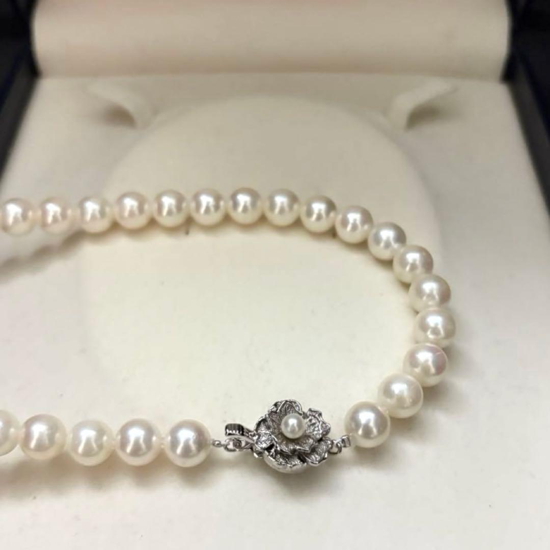 Large Akoya pearl necklace with white 8.5-9mm pearls measuring 43cm in length