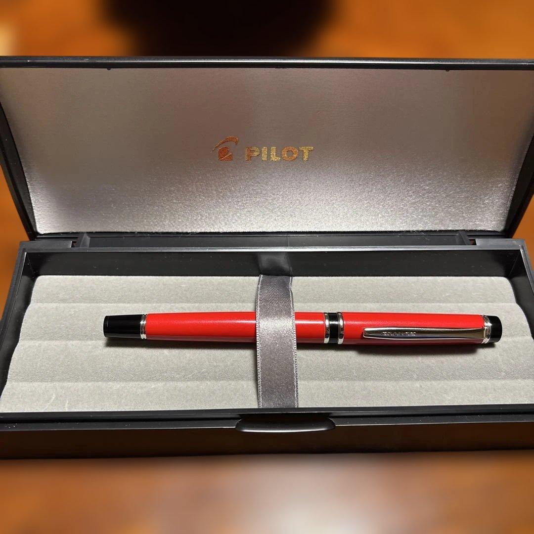 PILOT Grandse red fountain pen with 14K nib and cap-style design displayed with dedicated case