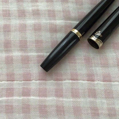 Pilot 14K gold fountain pen Elite model, short size, fine point tip, discontinued edition