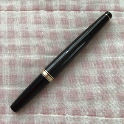 Pilot 14K gold fountain pen Elite model, short size, fine point tip, discontinued edition
