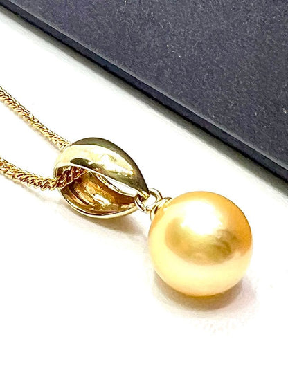 Akwoya 9mm large genuine gold colored pearl necklace measuring 40cm with natural color pearls