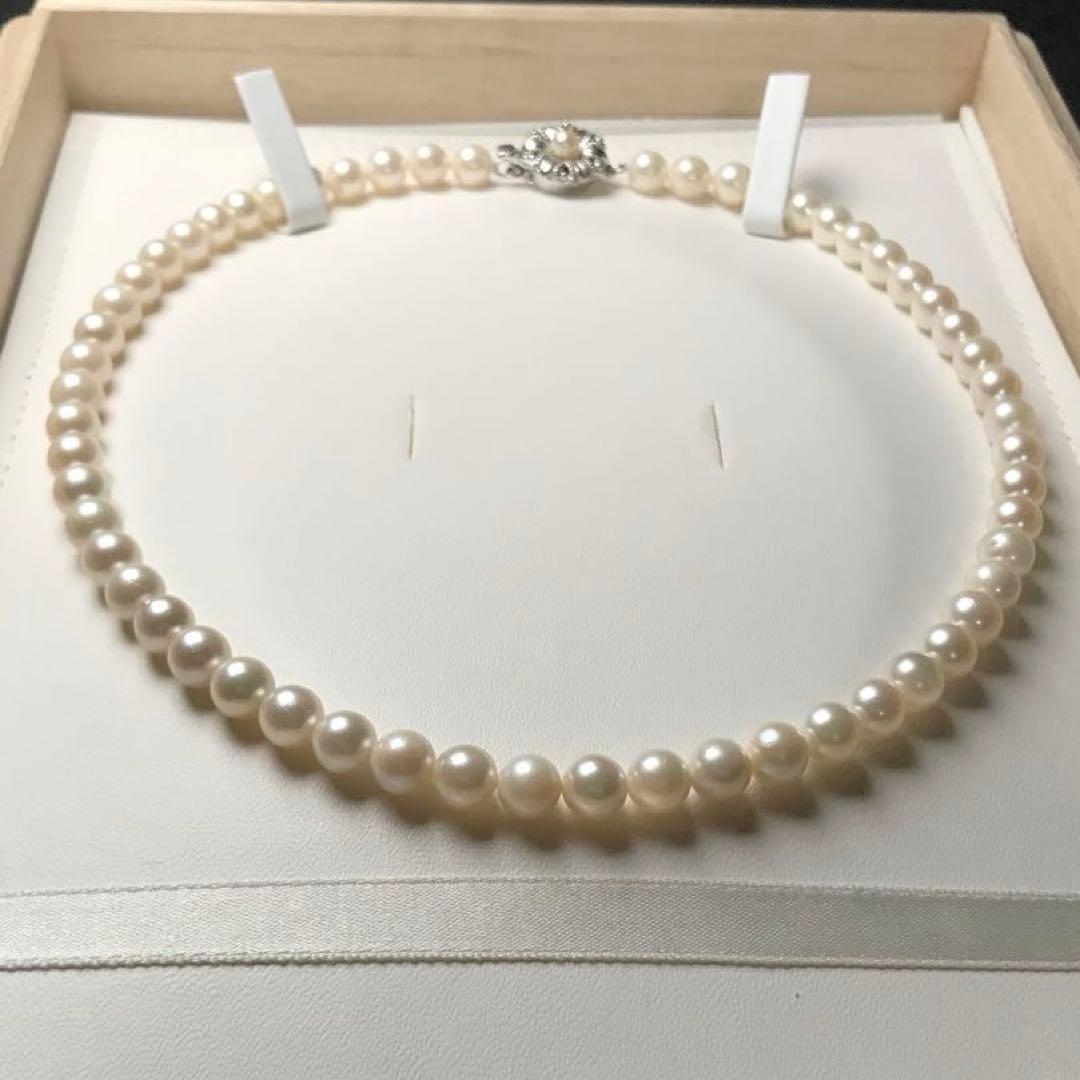 Akoya pearl white pearl necklace with round 6.3-6.7mm pearls and silver marking on a 40cm strand