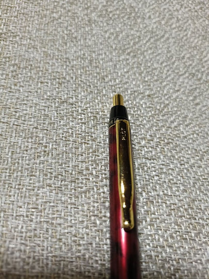 Pilot Reje ballpoint pen with black and red marble pattern, gold-plated finish, and 0.7mm tip