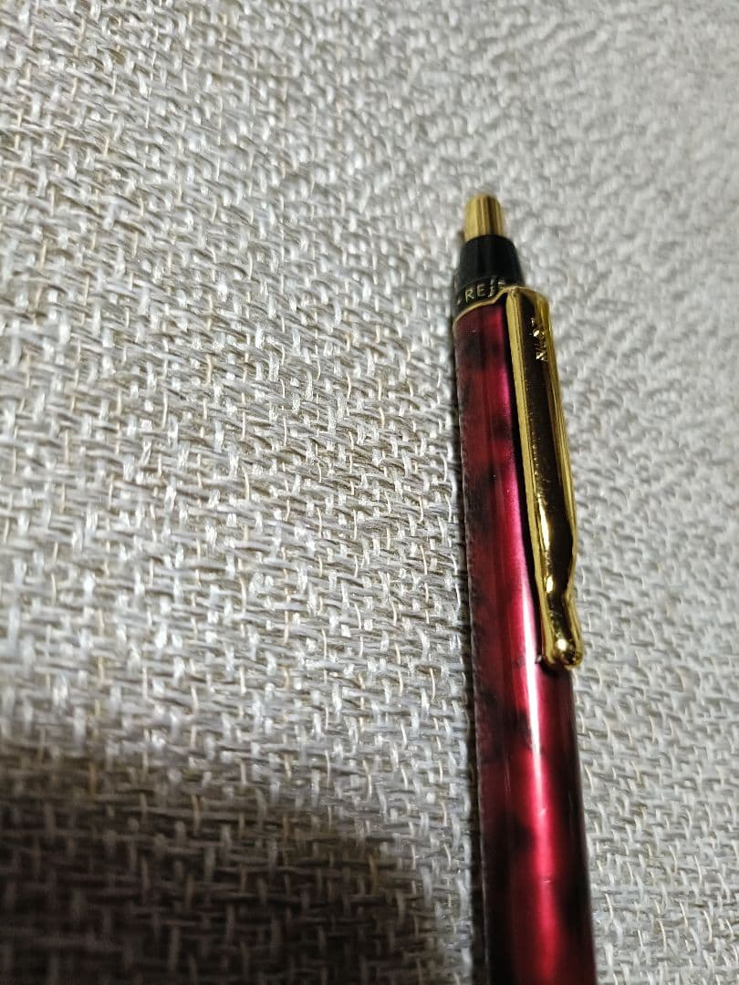 Pilot Reje ballpoint pen with black and red marble pattern, gold-plated finish, and 0.7mm tip