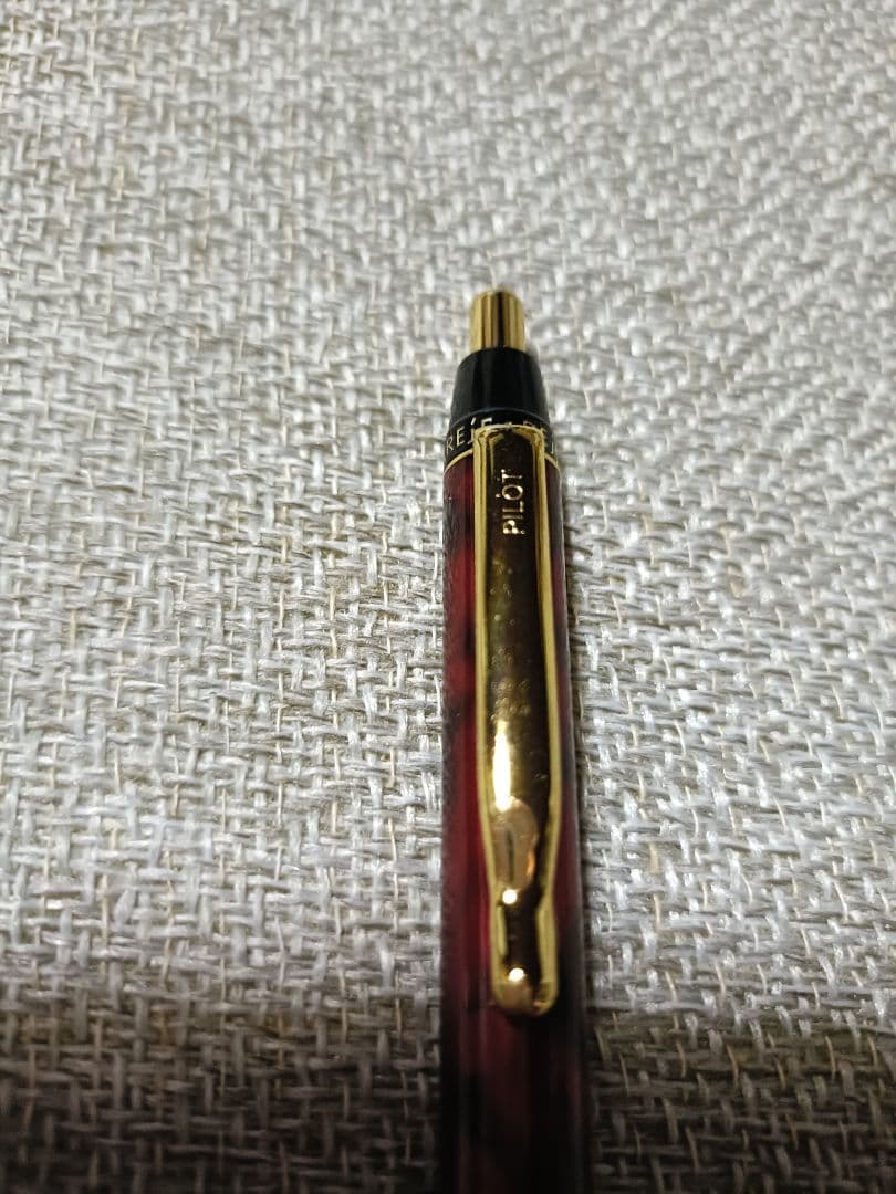 Pilot Reje ballpoint pen with black and red marble pattern, gold-plated finish, and 0.7mm tip