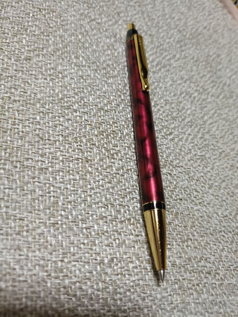 Pilot Reje ballpoint pen with black and red marble pattern, gold-plated finish, and 0.7mm tip
