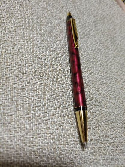 Pilot Reje ballpoint pen with black and red marble pattern, gold-plated finish, and 0.7mm tip