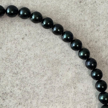 Authentic 7.9mm Akoya pearl necklace and earrings 2-piece set with 42 cm necklace length
