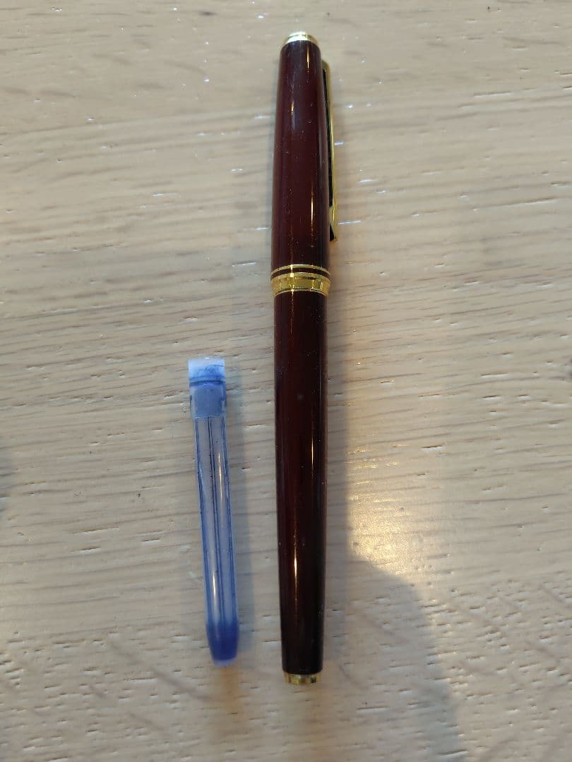 14K 585 PILOT Fountain Pen in red with 14 karat nib and blue ink