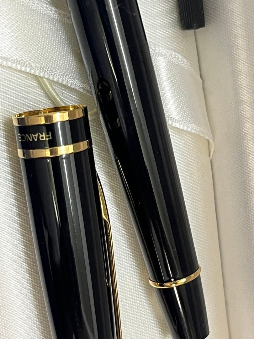 Waterman fountain pen in clean condition with converter included shown on a white background