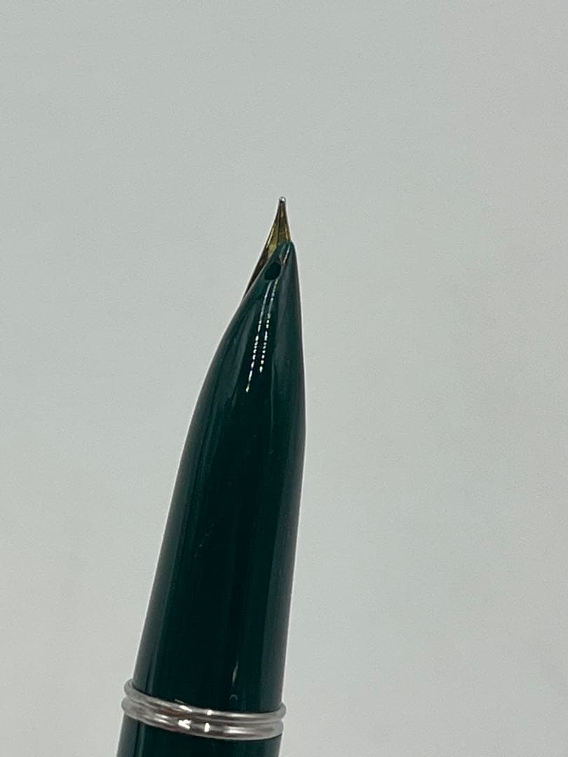 PILOT vintage fountain pen made of 14K green gold displayed on white background