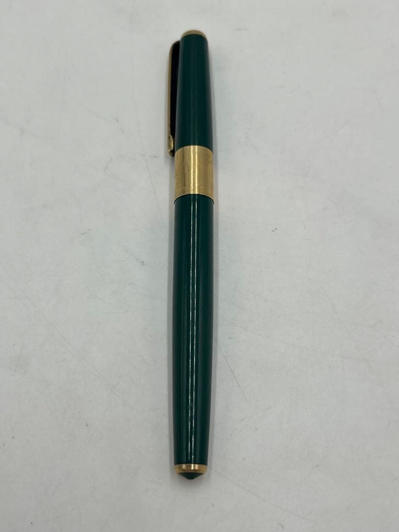 PILOT vintage fountain pen made of 14K green gold displayed on white background