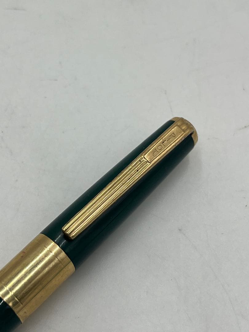 PILOT vintage fountain pen made of 14K green gold displayed on white background
