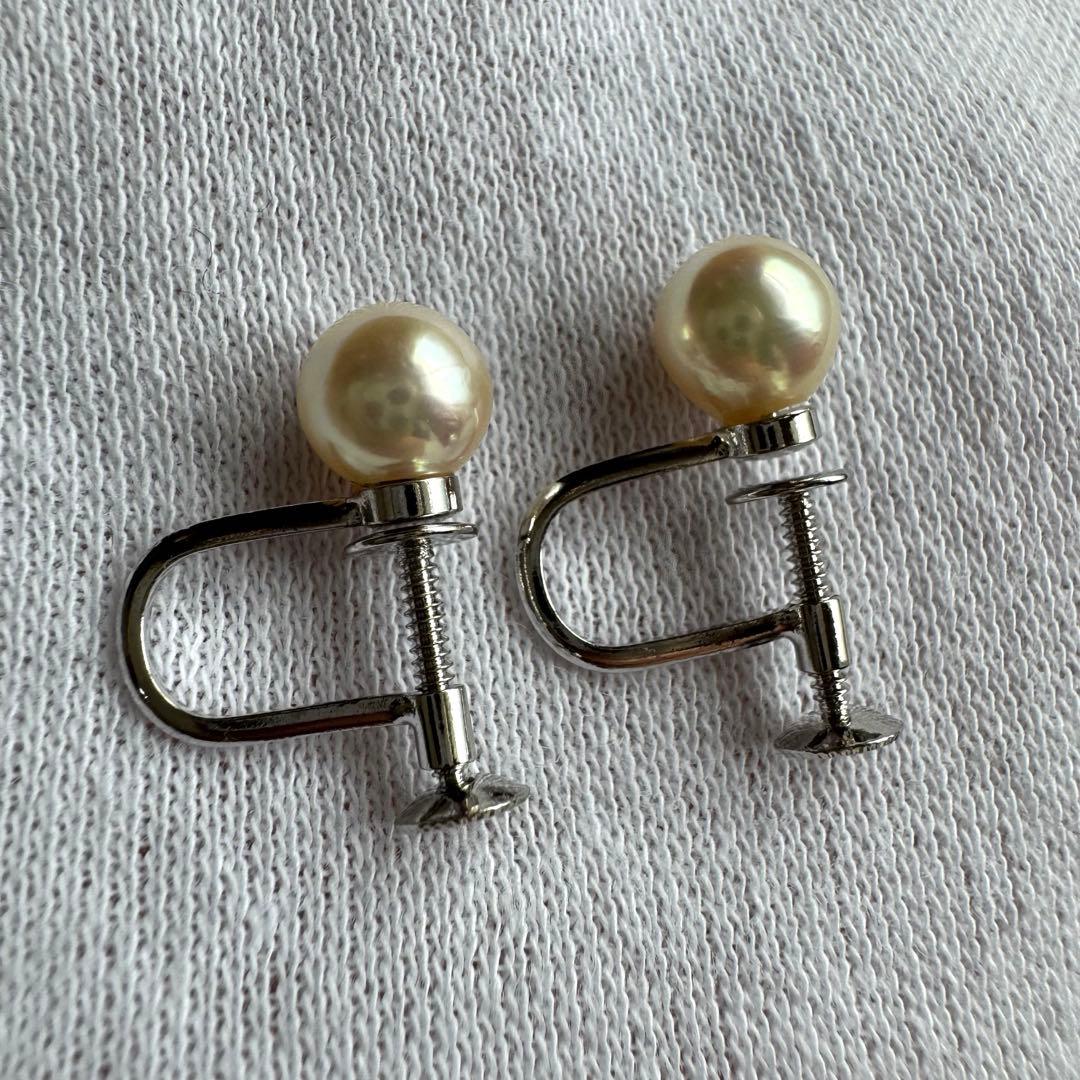 Akoya pearl necklace and earring set with white pearls and silver fittings displayed with black box
