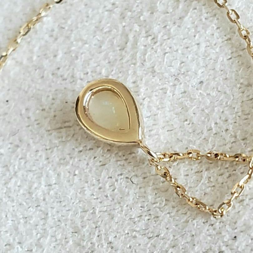 Opal droplet necklace with K10 gold and agate pendant on a delicate gold chain