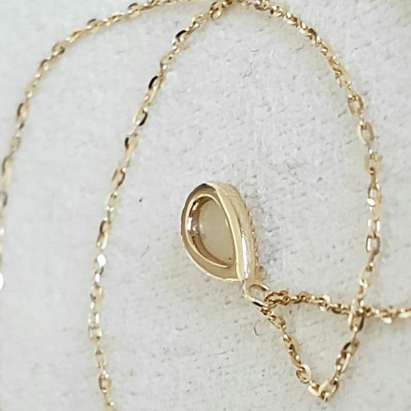 Opal droplet necklace with K10 gold and agate pendant on a delicate gold chain