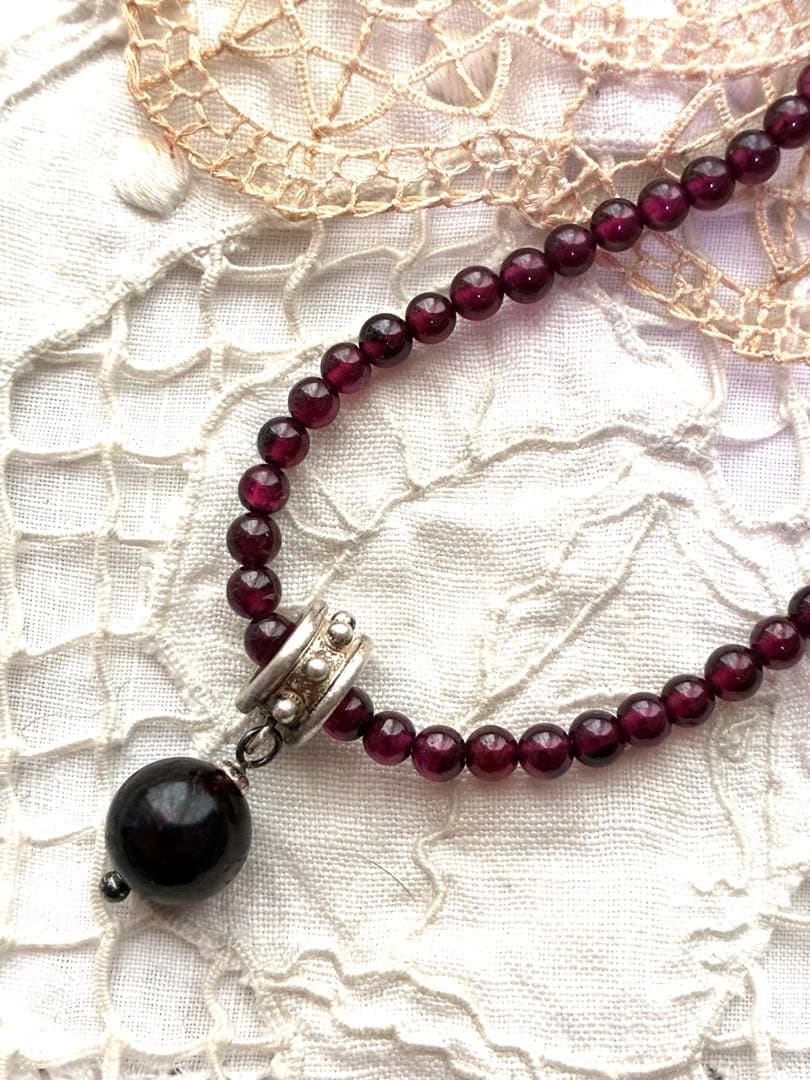 Agete garnet necklace with silver 925 chain and round pendant featuring a 1 cm garnet stone