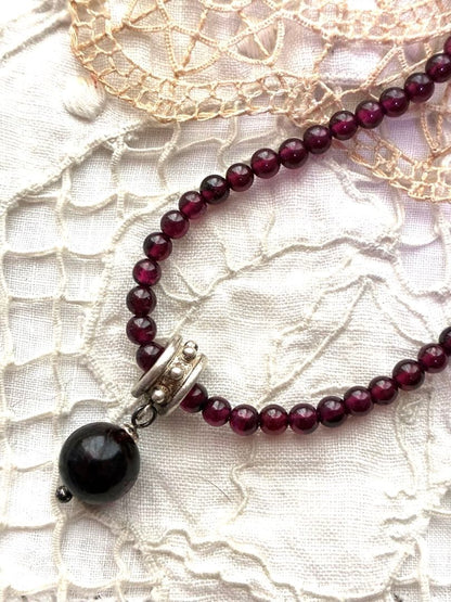 Agete garnet necklace with silver 925 chain and round pendant featuring a 1 cm garnet stone