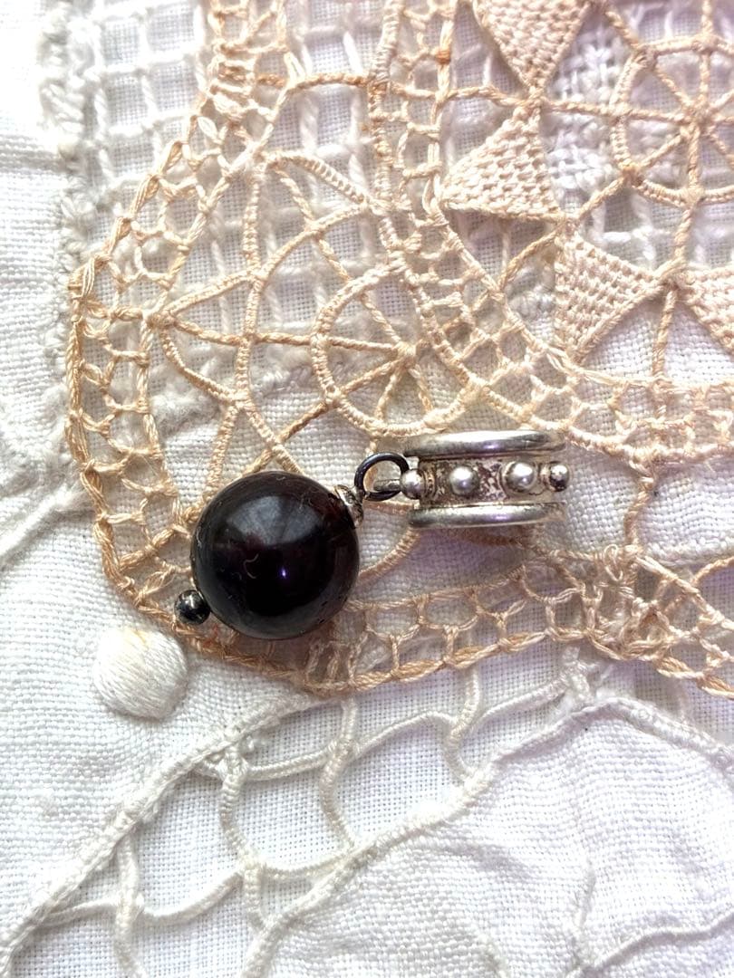 Agete garnet necklace with silver 925 chain and round pendant featuring a 1 cm garnet stone