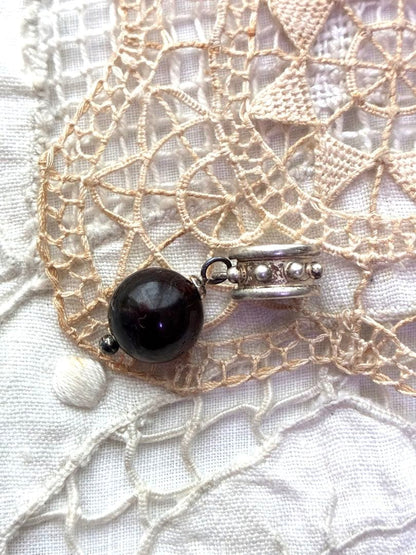 Agete garnet necklace with silver 925 chain and round pendant featuring a 1 cm garnet stone