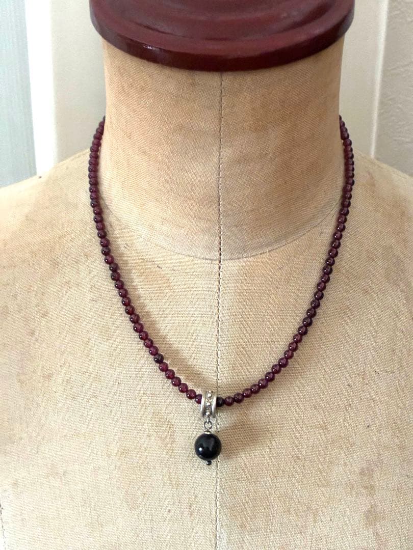Agete garnet necklace with silver 925 chain and round pendant featuring a 1 cm garnet stone