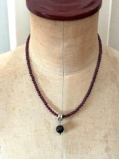 Agete garnet necklace with silver 925 chain and round pendant featuring a 1 cm garnet stone