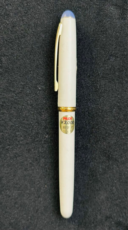 Pilot Fountain Pen Fineline in off-white with gold trim and purple accents on cap and barrel