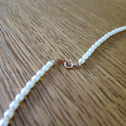 Mikimoto pearl necklace with 41.5 cm length featuring a K14 metal flower-shaped top pendant