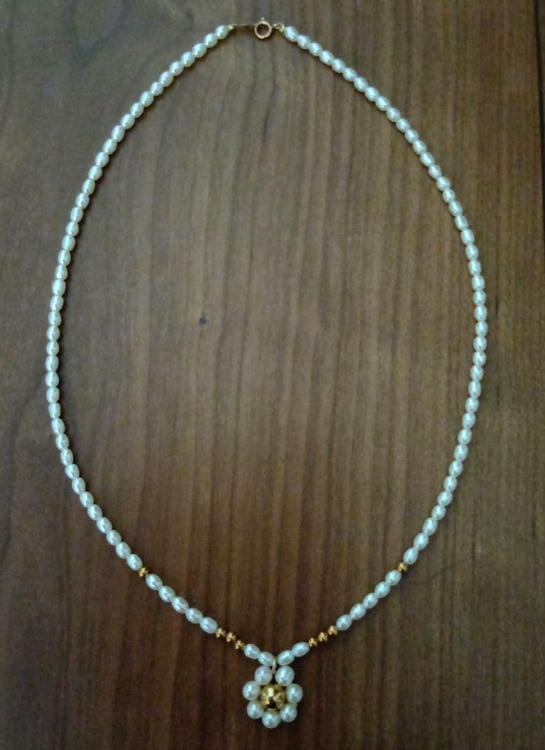Mikimoto pearl necklace with 41.5 cm length featuring a K14 metal flower-shaped top pendant