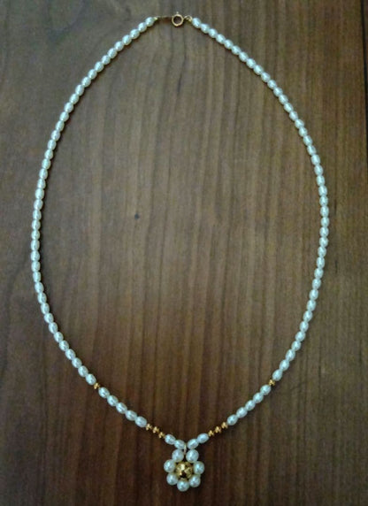 Mikimoto pearl necklace with 41.5 cm length featuring a K14 metal flower-shaped top pendant
