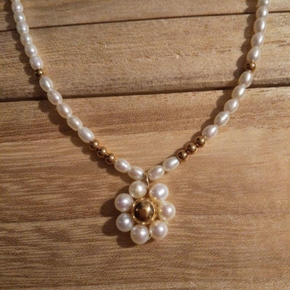 Mikimoto pearl necklace with 41.5 cm length featuring a K14 metal flower-shaped top pendant