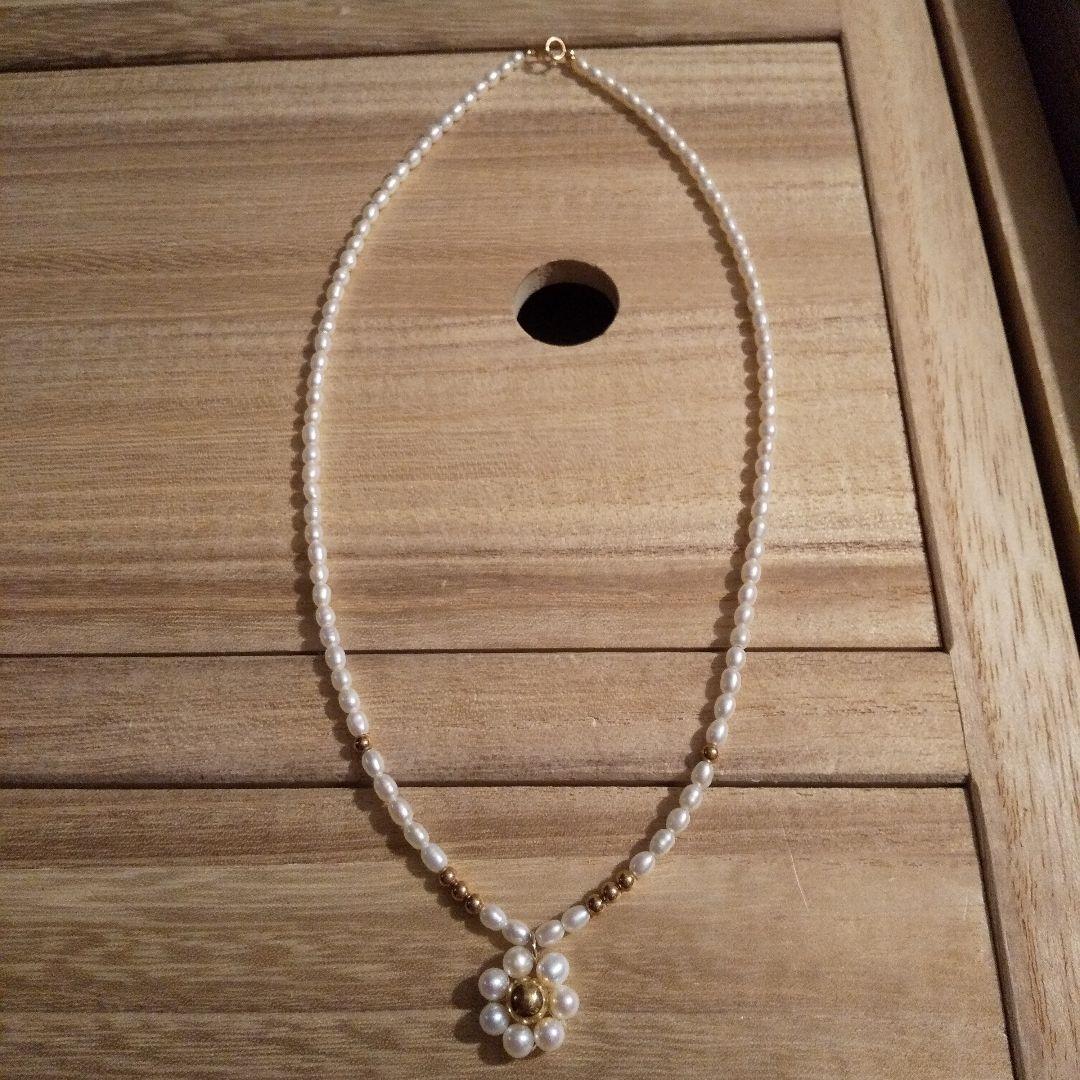 Mikimoto pearl necklace with 41.5 cm length featuring a K14 metal flower-shaped top pendant