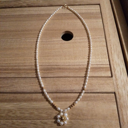 Mikimoto pearl necklace with 41.5 cm length featuring a K14 metal flower-shaped top pendant