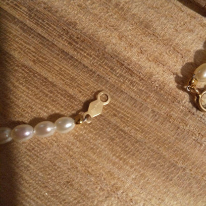 Mikimoto pearl necklace with 41.5 cm length featuring a K14 metal flower-shaped top pendant